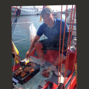 Grillen auf dem Segelboot meines Freundes Andre. Bin der einzige der es darf !